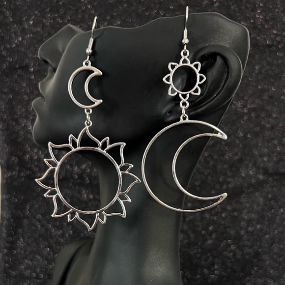 🆕 New Silver Sun Moon 🌞 🌙 Zara Design Drop Earrings - Picture 2 of 5